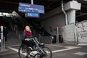 Laura Gehlhaar in ihrem Rollstuhl