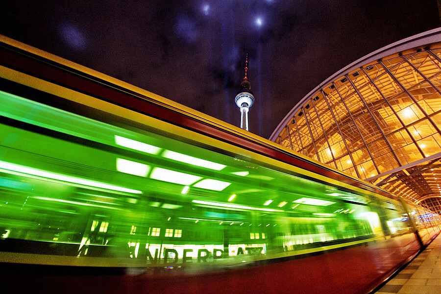 Ausfahrt einer S-Bahn am Bahnhof Alexanderplatz in der Nacht