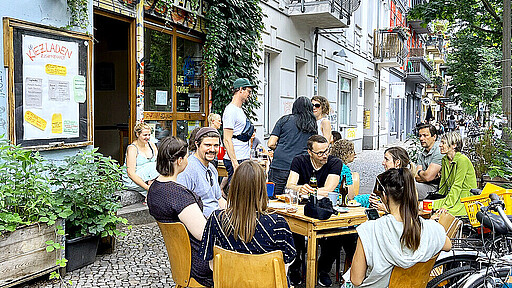 Für ein neues Miteinander Blick auf den „Kiezladen Zusammenhalt“ in der Dunckerstraße 14 in Berlin