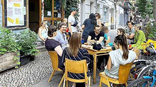Für ein neues Miteinander Blick auf den „Kiezladen Zusammenhalt“ in der Dunckerstraße 14 in Berlin