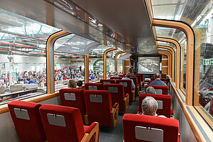 Kino in der Panorama-S-Bahn Zurücklehnen und Filme gucken.