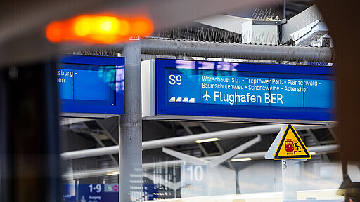 Digitaler Stationsanzeiger Zuginfomonitor "S 9 - Flughafen BER" im Berliner Ostbahnhof
