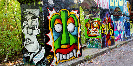  Sprayen ganz legal – das geht von Montag bis Samstag ab 15 Uhr bis zur Parkschließung entlang der Gleise im Tälchenweg des Südgeländes. Zahlreiche gesprayte Kunstwerke präsentieren sich ihren Betrachtern hier ständig neu. 