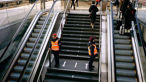 Alles rollt wie gewollt Auch die Rolltreppen sowie die Aufzüge werden von Christine Tiemann (l.) und Claudia Wagner auf Störungen kontrolliert.