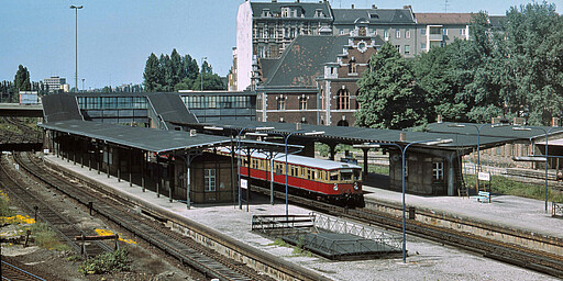 Westend Der Bahnhof Westend im Mai 1977. Am Bahnsteig B steht abfahrbereit eine S-Bahn nach Köllnische Heide. Dieser Bahnsteig ist heute außer Betrieb.