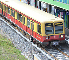 Baureihe 485 am Gleis des S-Bahnhofs Hermannstraße