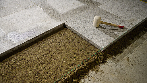 Wochenlange Tests Die hellen Granitplatten wurden unter anderem auf ihre Lichtempfindlichkeit und Reflexionseigenschaften getestet. Ebenso stand die Möglichkeit der Reinigung im Fokus und ob sie zu Stolperfallen werden könnten.