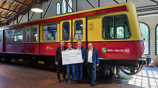 Im Lokschuppen des Museums bei der Scheckübergabe (v.l.n.r.): Stadtentwicklungssenator Christian Gaebler, S-Bahnchef Peter Buchner, Direktor des Deutschen Technikmuseums Berlin Joachim Breuninger und Berliner Abgeordneter Sven Heinemann