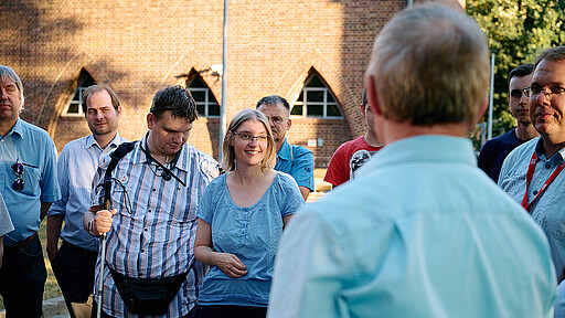 Spätsommerlicher Besuch Jens Hebbe (vorn), Leiter der Betriebszentrale, führte die Gäste durch das historische Gebäude.
