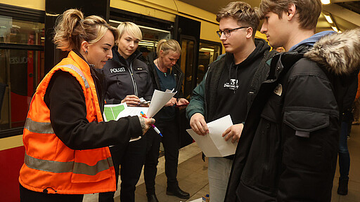 Bevor es losgeht, erhalten die Kompars:innen letzte Anweisungen: Insgesamt 170 Freiwillige schlüpfen bei der Notfallübung in die Rolle von Fahrgästen – manche mit täuschend echten Verletzungen, um den Rettungskräften ein realistisches Szenario zu bieten.