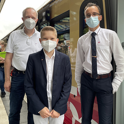 150 Jahre Ringbahn Fahrgäste Alexander Kaczmarek, Jan Striepe und Lokführer Maximilian Beischau