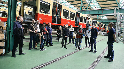 Neuer Job gefällig? Der Aktionstag „DB Jobs in deiner Nähe – Berufe im S-Bahn-Werk Schöneweide“ hat viele Interessierte angelockt. Mitarbeitende beantworteten alle Fragen.