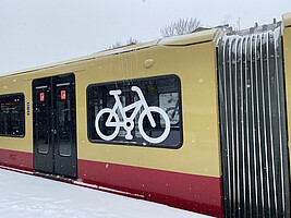 Außenaufnahme: Ein großes Fahrradsymbol am Fenster markiert das Mehrzweckabteil.