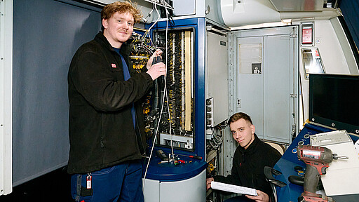 Jordan-Sly Lützow (links) und Yannik Walter (rechts) lernen als angehende Elektroniker für Betriebstechnik alle technischen Systeme der S-Bahn kennen. Jordan-Sly Lützow (links) und Yannik Walter (rechts) lernen als angehende Elektroniker für Betriebstechnik alle technischen Systeme der S-Bahn kennen.