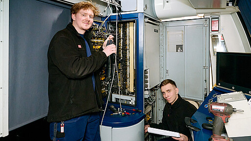 Elektronik für die S-Bahn Jordan-Sly Lützow (links) und Yannik Walter (rechts) lernen als angehende Elektroniker für Betriebstechnik alle technischen Systeme der S-Bahn kennen.