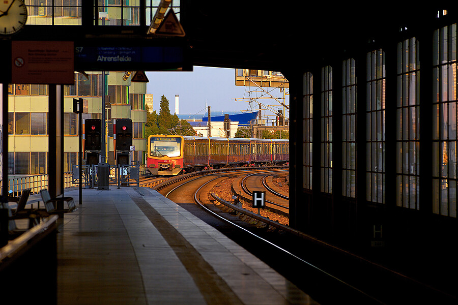 Bahnsteig S-Bahnhof Jannowitzbrücke im Sonnenuntergang