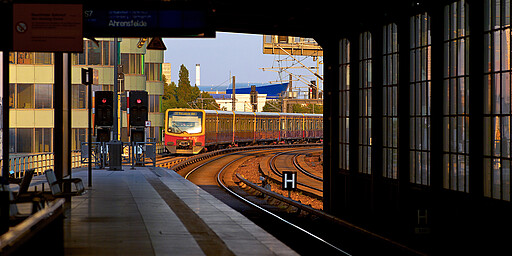 Bahnsteig S-Bahnhof Jannowitzbrücke im Sonnenuntergang