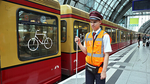 Selbstständig unterwegs – auch ohne Augenlicht Während seines Praktikums lernte er verschiedene Bereiche des Unternehmens kennen und unterstützte den Kundenservice mit großem Engagement.