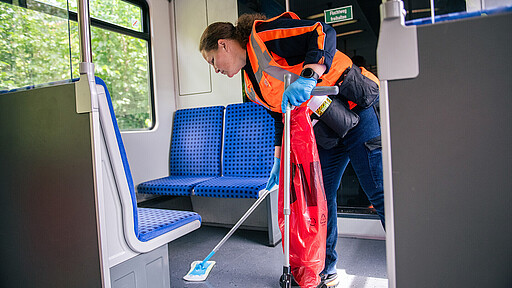 Unterwegsreiniger und DB Sicherheit gemeisam in der Berliner S-Bahn