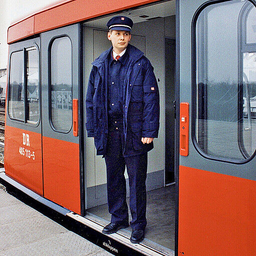 Nach einer Lehre als Elektriker im Werk Schöneweide wechselte er auf die Schiene.