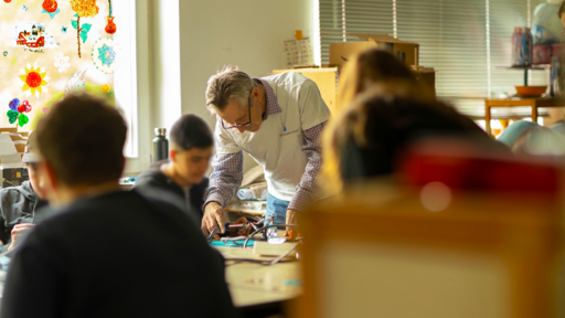 Jung trifft Alt Senior:innen geben ihr handwerkliches Wissen an Jugendliche weiter – ein Projekt, das Generationen verbindet und berufliche Perspektiven eröffnet.