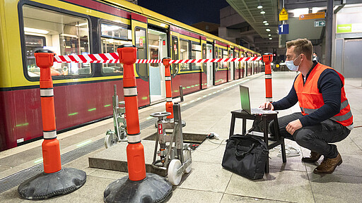 Archivnummer: DB206150 Christopher Schubert, DB-Projektleiter, beim Testen der Software der leuchtenden Bahnsteigkante am Gleis 1, Bahnhof Berlin Südkreuz