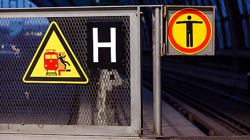 Warnhinweise auf den Bahnhöfen Bitte achten Sie zu Ihrer Sicherheit auch auf die Warnhinweise auf den Bahnhöfen.