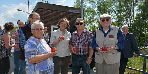 Der Bahnhof in Blankenfelde entstand größtenteils in Eigenleistung der Blankenfelder Bevölkerung und wurde am 8. Oktober 1950 eröffnet. Anlässlich der Zugtaufe gab es Äpfel mit dem S-Bahn-Logo.