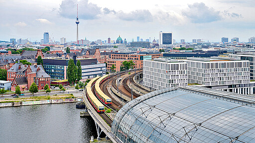 Einfahrt zweier S-Bahnen der Baureihe 481