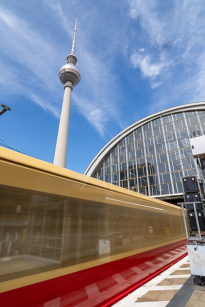 S-Bahn mit Fernsehturm S-Bahn mit Fernsehturm