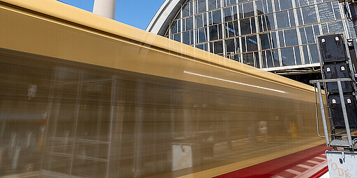 S-Bahn mit Fernsehturm S-Bahn mit Fernsehturm