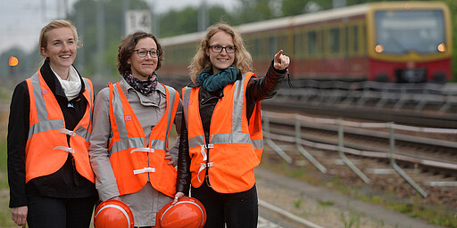 3 junge Bauingenieurinnen arbeiten bei der DB. Momentanes Projekt: Berliner S Bahn, Bauarbeiten an der S 2, Baustelle