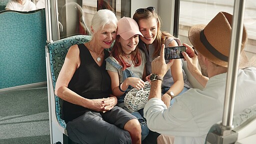 Fahrgäste in der S-Bahn Fahrgäste in der S-Bahn