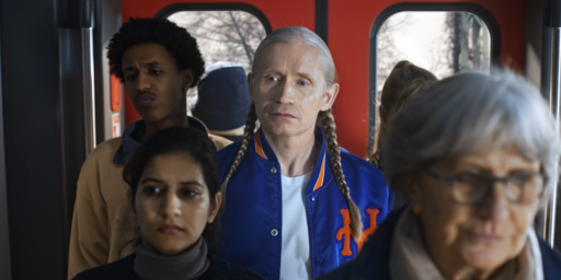 Knigge für die S-Bahn-Fahrt Romano fährt in der S-Bahn mit und zeigt, wie wir noch besser aufeinander Rücksicht nehmen können.