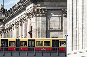 Modernisierte Baureihe 481 auf der Stadtbahn vor Berliner Panorama