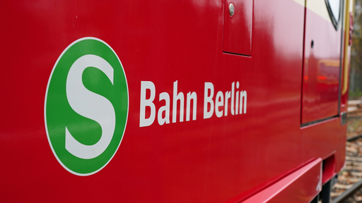 S-Bahn Berlin Firmenlogo auf Außenseite einer S-Bahn
