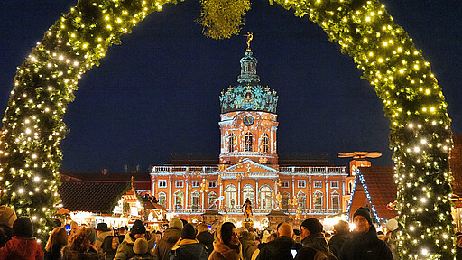 Berlin im Lichterglanz Mit City Circle Tours auf festlicher Entdeckungstour: Die weihnachtliche Lichterfahrt führt vorbei an Berlins schönsten Illuminationen und lädt zu stimmungsvollen Marktbesuchen ein.