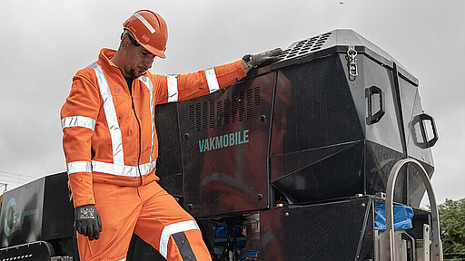 Der Müll wird verschluckt und geschreddert DB-Gleisreiniger Björn Lucke fixiert den Saugrüssel des „Vakmobiles“.