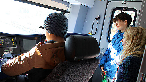 Colin, links, interessiert sich für alle S-Bahn-Baureihen, am Girls’ und Boys’ Day fuhr er die „Neue“. Leo und Alina schauten ihm im Führerstand über die Schulter.