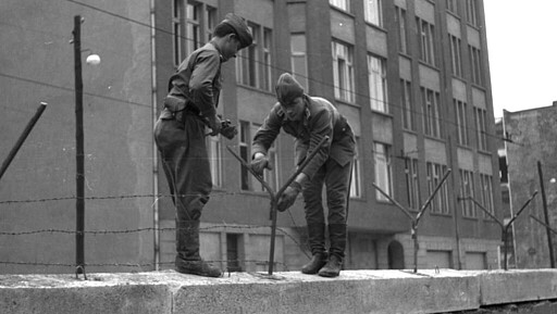Sicherung der Betonmauer Grenzsoldaten befestigen Abweiser auf der Betonverbundmauer an der Zimmerstraße, 1961.
