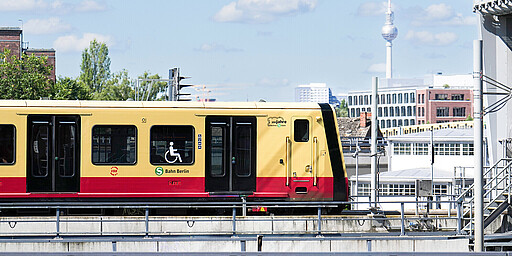 S-Bahn mit Fernsehturm S-Bahn mit Fernsehturm