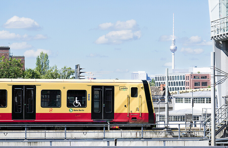 S-Bahn mit Fernsehturm S-Bahn mit Fernsehturm