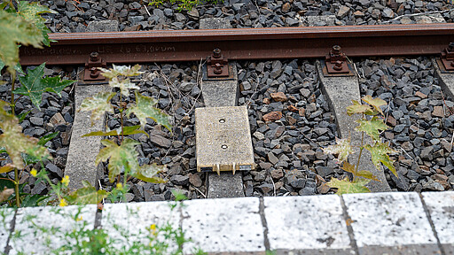 Im Gleis liegend die Daten Sogenannte Balisen in den Gleisen senden Informationen zur Strecke an das Fahrzeug.