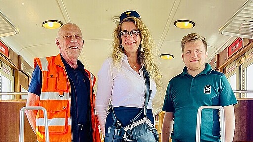 Ehrenamt im Zug der Zeit Lokführer Klaus Rühmann und Schaffner:innen Alexia Berker und Aurel Gröne lassen im Einsatz bei der Sonderfahrt nicht nur Kinderherzen höher schlagen. Berker und Gröne haben extra die Schaffnerausbildung absolviert und engagieren sich im Verein historische S-Bahn.