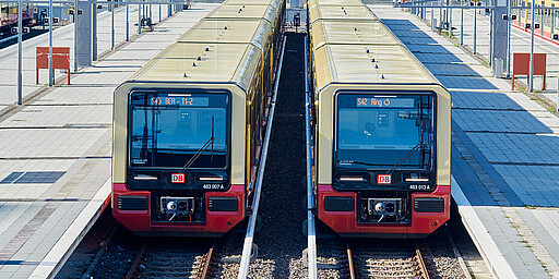 Baureihe 483/484 Zwei Züge der neuen S-Bahn am S-Bahnhof Olympiastadion