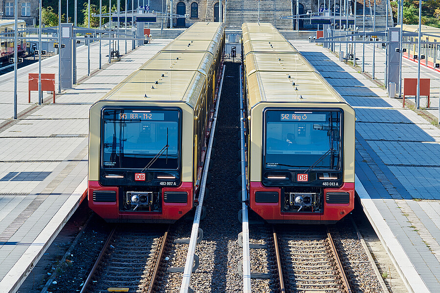 Baureihe 483/484 Zwei Züge der neuen S-Bahn am S-Bahnhof Olympiastadion