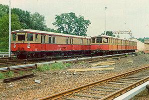 Der motorlose Viertelzug 278 113 (ehem. 275 753) neben dem Hilfsgerätezug 278 001–003 während des Umbaus im S‑Bw Wannsee im Januar 1985