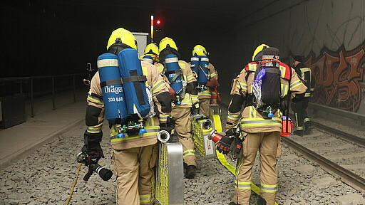 Weitere Feuerwehrleute begeben sich organisiert in den S-Bahntunnel.