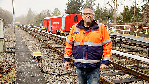 Steuerungsmeister Bernd Fischer sorgt dafür, dass der neue Hilfsgerätezug im S-Bahnwerk Wannsee jederzeit einsatzbereit ist.