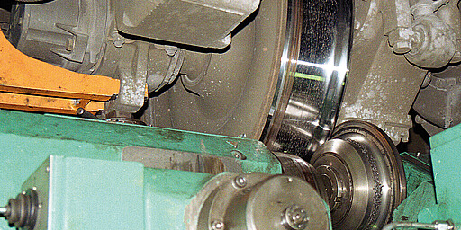 Arbeiten unter dem Zug In einem abgetrennten Hallenbereich befinden sich zwei weitere Instandhaltungsgleise, die für Arbeiten unter dem Zug mit Gruben ausgerüstet sind. In diesem Teil des Werkes befindet sich auch die sogenannte Unterflur-Radsatzbearbeitungs-Maschine, von den Mitarbeitern Unterflur-Radsatzdrehmaschine oder kurz URD genannt. Auf ihr werden nicht mehr einwandfrei rund laufende Räder (also Teile der Radlauffläche) abgedreht, bis eine gleichmäßige Stärke erreicht ist. Dieser Arbeitsschritt dauert etwa eine Stunde pro Radsatz. Diese 2012 erworbene CNC-Maschine ist Dank einer neuen computergestützten Steuerung genauer und benutzerfreundlicher als ihr Vorgängermodell.